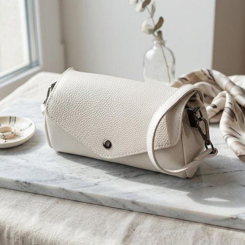 Шкіряна сумка з трикутним клапаном Vintage 22255 Біла 22255 фото